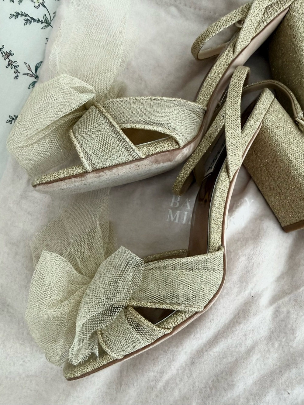 ✨BADGLEY MISCHKA Gold Tulle Bow Block Heel Sandals 6.5